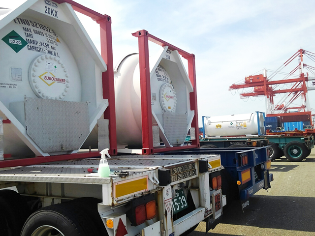 Unloading high-pressure gas cargo